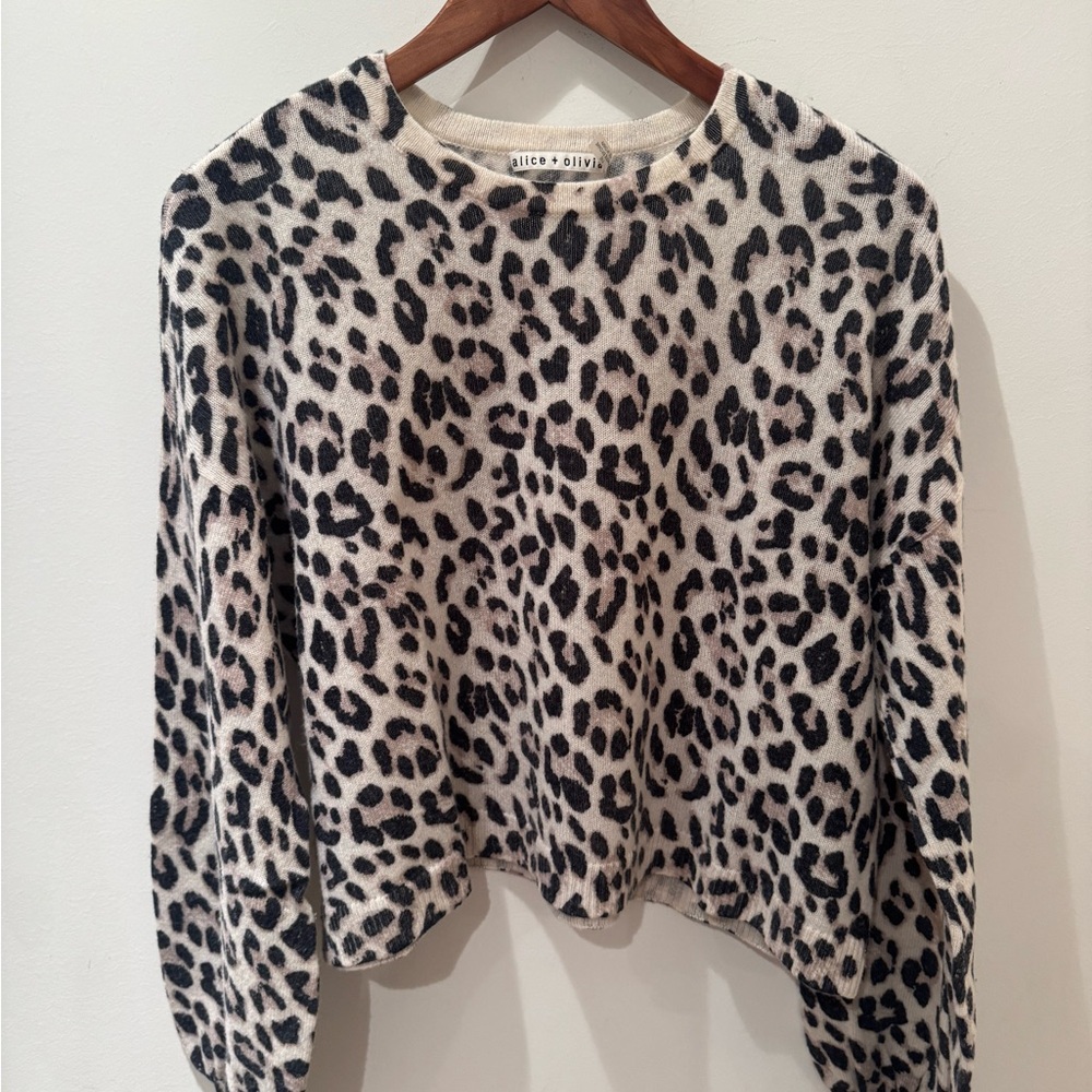 Alice + Olivia leopard cashmere short sweater w/ wide sleeves. Size L. - Picture 2 of 11